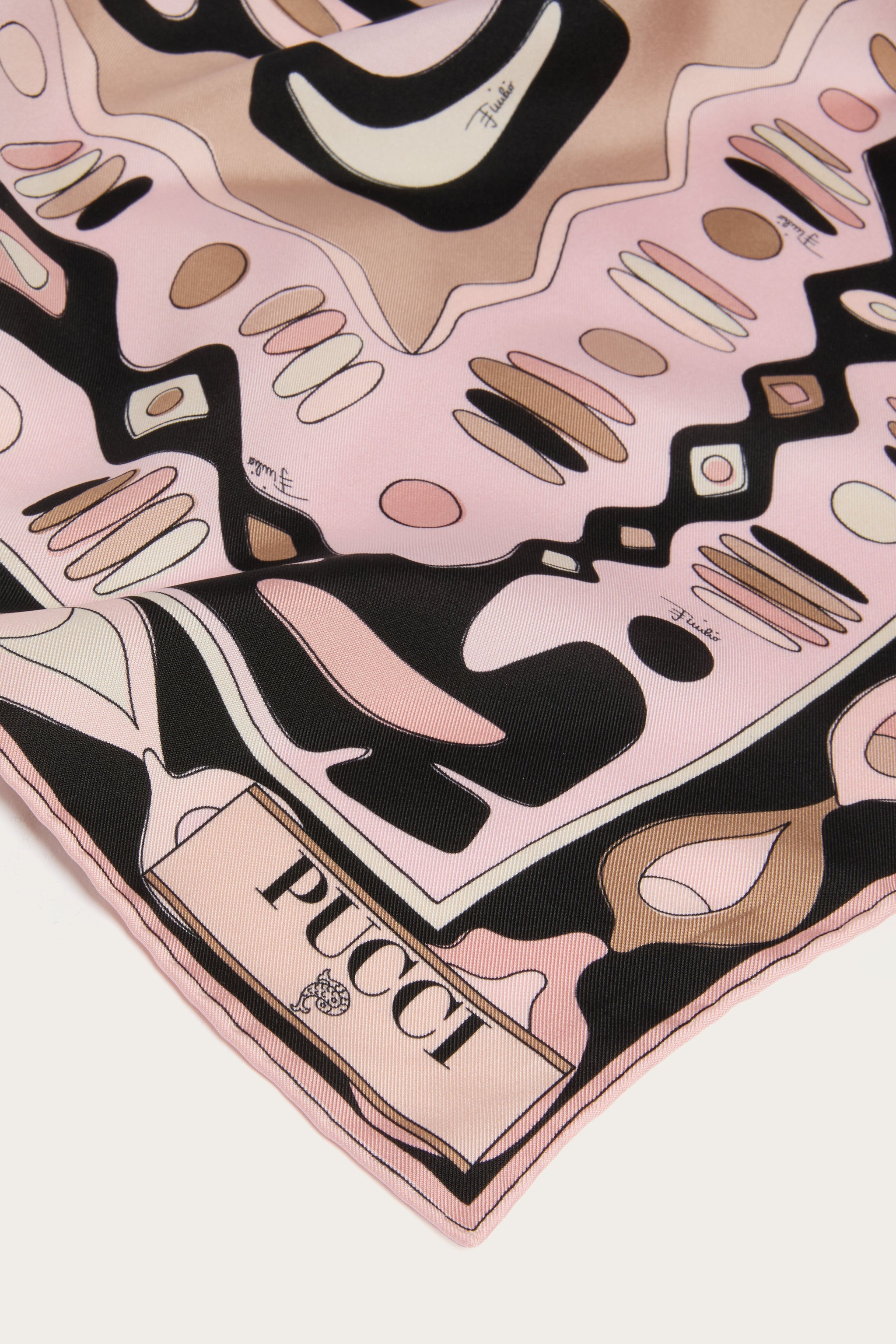 【pucci】新品正絹
翠山銀通し【辻が花絞】単衣7584
仕立上がり Take a Look at Pucci's “La Piazzetta” | Sleek Magazine